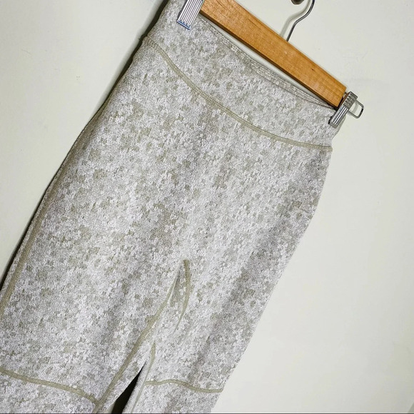 Gymshark Washed Khaki Marl High Rise Fleur Texture Leggings Size Small - Picture 3 of 10